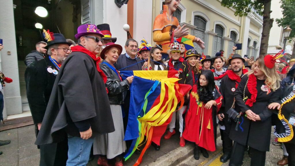 ΔΕΙΤΕ ΦΩΤΟ ΚΑΙ ΒΙΝΤΕΟ: Το Καρναβάλι αρχίζει! Το λάβαρο στο Δημαρχείο