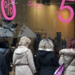 Χειμερινές εκπτώσεις: Ξεκινούν από σήμερα – Ποιες Κυριακές θα είναι ανοιχτά τα καταστήματα
