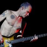 Flea: Ο μπασίστας των Red Hot Chilli Peppers πήγε με τα εσώρουχα να κάνει μπάνιο στη θάλασσα