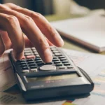 Αυξάνονται οι ασφαλιστικές εισφορές: Πώς διαμορφώνονται τα νέα ποσά – Τι ισχύει για τα μπλοκάκια
