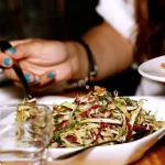Τι ώρα να τρώμε βραδινό για να μην παχύνουμε και να μην αυξηθεί το σάκχαρο