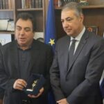 ΠΥΡΓΟΣ: Ο Δήμος τίμησε τον Γιάννη Καρβέλη