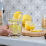Νερό με λεμόνι για τις καύσεις λίπους – Τι λέει η επιστήμη
