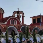Δύσκολες στιγμές στην κηδεία του Βασίλη Τόπαλου – Με λευκά τριαντάφυλλα οι συναθλητές του 16χρονου