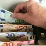 Αυξάνεται το ακατάσχετο για χρέη στο Δημόσιο – «Ξεπαγώνει» το όριο των 1.250 ευρώ