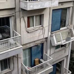 Μπαλκόνι σε ξενοδοχείο στη Συγγρού «κρέμεται» πάνω από τα κεφάλια ανθρώπων - Δείτε φωτογραφίες