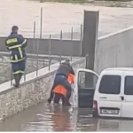 Ηγουμενίτσα: Πυροσβέστης πήρε στην πλάτη του οδηγό για να τον απεγκλωβίσει από πλημμυρισμένο δρόμο