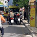 ΑΠΙΣΤΕΥΤΟ ΤΡΟΧΑΙΟ ΣΤΗΝ ΑΚΡΩΤΗΡΙΟΥ: Ο δικυκλιστής έπεσε από το μηχανάκι και "προσγειώθηκε" σε... πεζό!