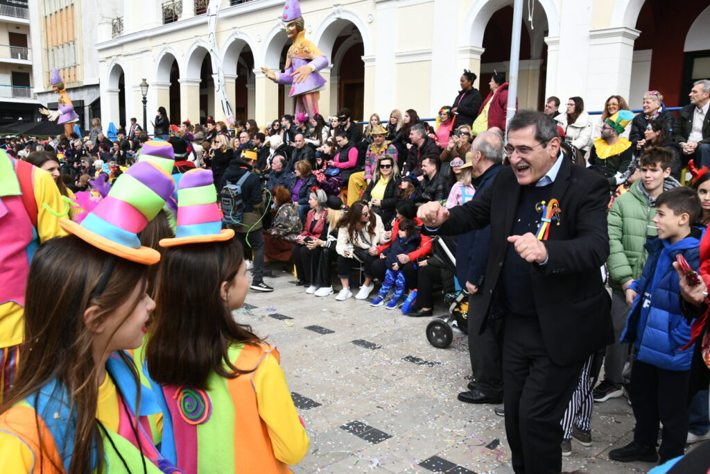 ΔΕΙΤΕ ΔΕΚΑΔΕΣ ΦΩΤΟ ΜΠΡΟΣΤΑ ΑΠΟ ΤΗΝ ΕΞΕΔΡΑ ΤΩΝ ΕΠΙΣΗΜΩΝ: Μεγάλη Παρέλαση των Μικρών