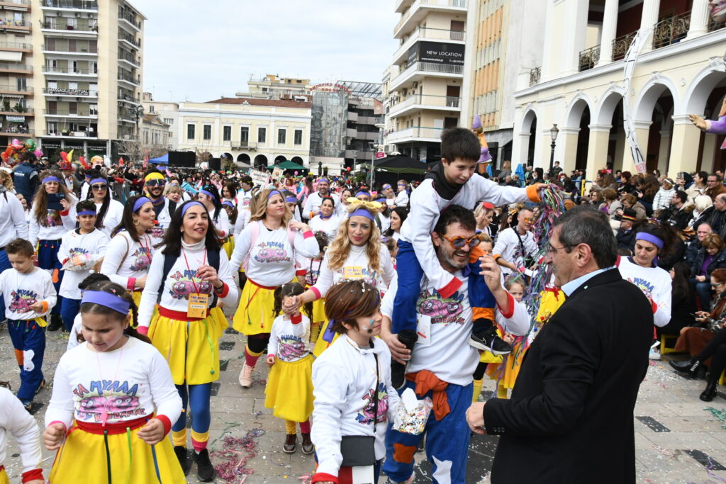 ΔΕΙΤΕ ΔΕΚΑΔΕΣ ΦΩΤΟ ΜΠΡΟΣΤΑ ΑΠΟ ΤΗΝ ΕΞΕΔΡΑ ΤΩΝ ΕΠΙΣΗΜΩΝ: Μεγάλη Παρέλαση των Μικρών