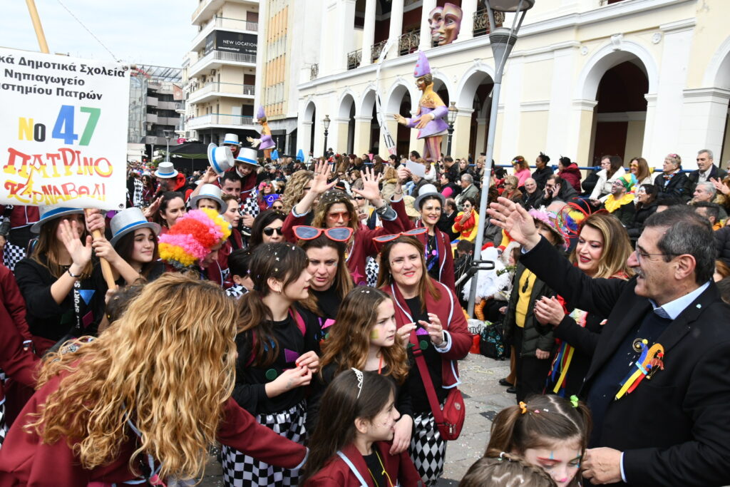 ΔΕΙΤΕ ΔΕΚΑΔΕΣ ΦΩΤΟ ΜΠΡΟΣΤΑ ΑΠΟ ΤΗΝ ΕΞΕΔΡΑ ΤΩΝ ΕΠΙΣΗΜΩΝ: Μεγάλη Παρέλαση των Μικρών