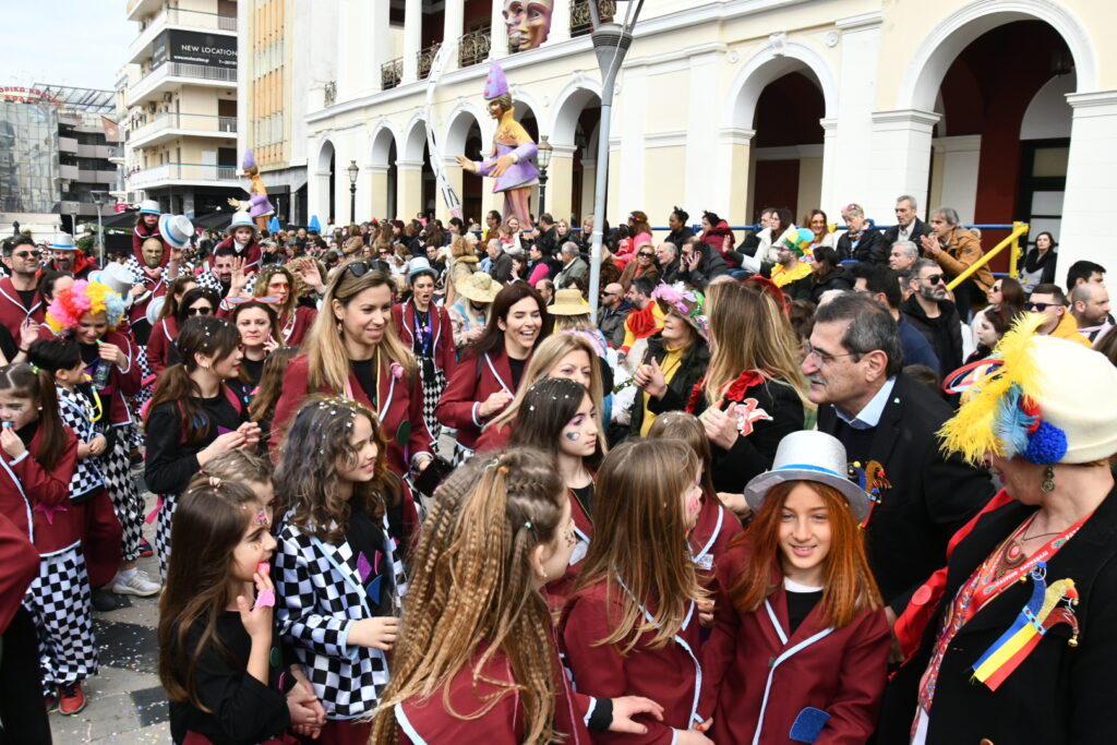 ΔΕΙΤΕ ΔΕΚΑΔΕΣ ΦΩΤΟ ΜΠΡΟΣΤΑ ΑΠΟ ΤΗΝ ΕΞΕΔΡΑ ΤΩΝ ΕΠΙΣΗΜΩΝ: Μεγάλη Παρέλαση των Μικρών