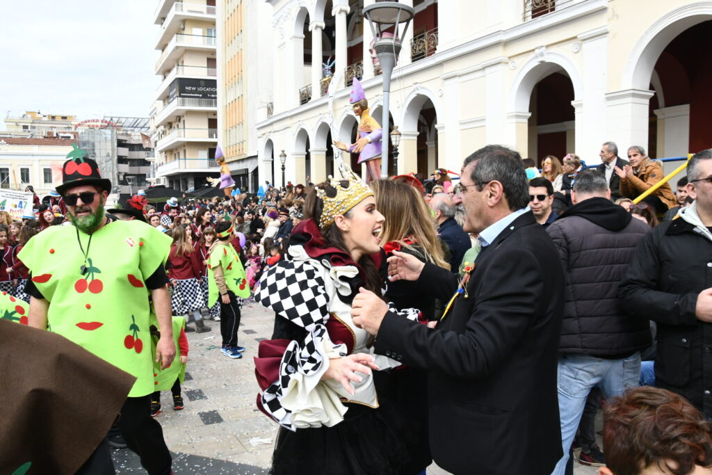 ΔΕΙΤΕ ΔΕΚΑΔΕΣ ΦΩΤΟ ΜΠΡΟΣΤΑ ΑΠΟ ΤΗΝ ΕΞΕΔΡΑ ΤΩΝ ΕΠΙΣΗΜΩΝ: Μεγάλη Παρέλαση των Μικρών