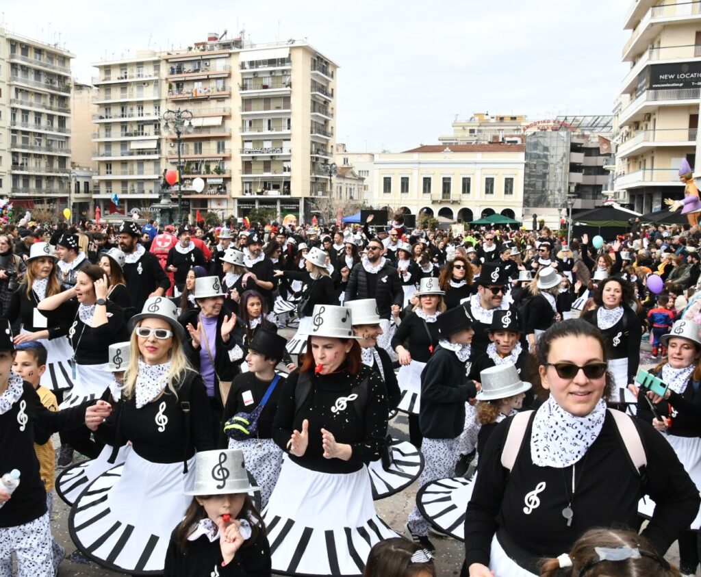 ΔΕΙΤΕ ΔΕΚΑΔΕΣ ΦΩΤΟ ΜΠΡΟΣΤΑ ΑΠΟ ΤΗΝ ΕΞΕΔΡΑ ΤΩΝ ΕΠΙΣΗΜΩΝ: Μεγάλη Παρέλαση των Μικρών