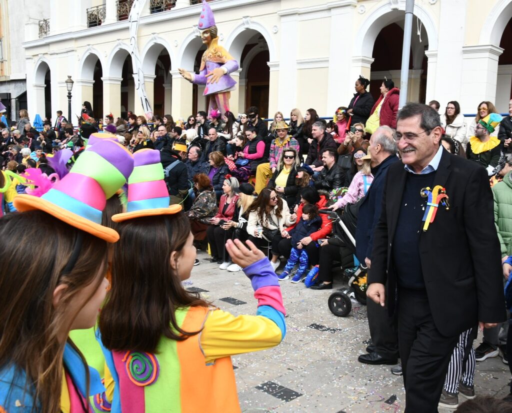 ΔΕΙΤΕ ΔΕΚΑΔΕΣ ΦΩΤΟ ΜΠΡΟΣΤΑ ΑΠΟ ΤΗΝ ΕΞΕΔΡΑ ΤΩΝ ΕΠΙΣΗΜΩΝ: Μεγάλη Παρέλαση των Μικρών