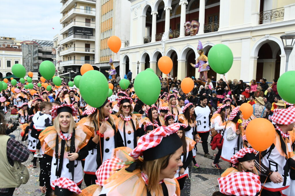 ΔΕΙΤΕ ΔΕΚΑΔΕΣ ΦΩΤΟ ΜΠΡΟΣΤΑ ΑΠΟ ΤΗΝ ΕΞΕΔΡΑ ΤΩΝ ΕΠΙΣΗΜΩΝ: Μεγάλη Παρέλαση των Μικρών