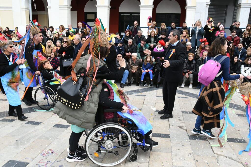 ΔΕΙΤΕ ΔΕΚΑΔΕΣ ΦΩΤΟ ΜΠΡΟΣΤΑ ΑΠΟ ΤΗΝ ΕΞΕΔΡΑ ΤΩΝ ΕΠΙΣΗΜΩΝ: Μεγάλη Παρέλαση των Μικρών