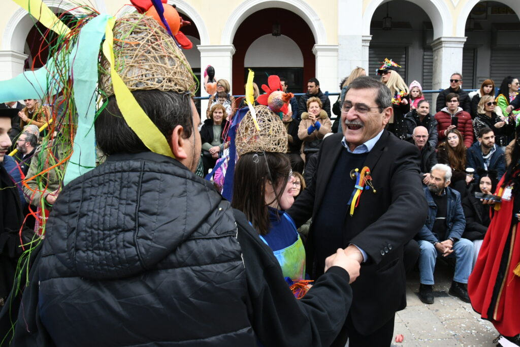 ΔΕΙΤΕ ΔΕΚΑΔΕΣ ΦΩΤΟ ΜΠΡΟΣΤΑ ΑΠΟ ΤΗΝ ΕΞΕΔΡΑ ΤΩΝ ΕΠΙΣΗΜΩΝ: Μεγάλη Παρέλαση των Μικρών