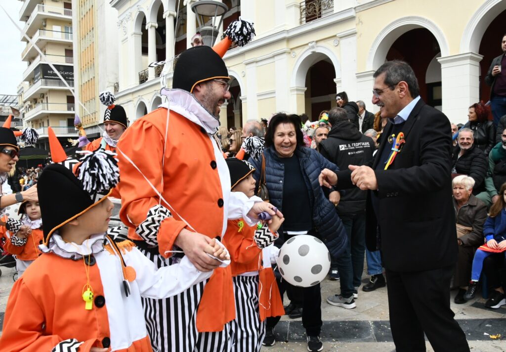 ΔΕΙΤΕ ΔΕΚΑΔΕΣ ΦΩΤΟ ΜΠΡΟΣΤΑ ΑΠΟ ΤΗΝ ΕΞΕΔΡΑ ΤΩΝ ΕΠΙΣΗΜΩΝ: Μεγάλη Παρέλαση των Μικρών