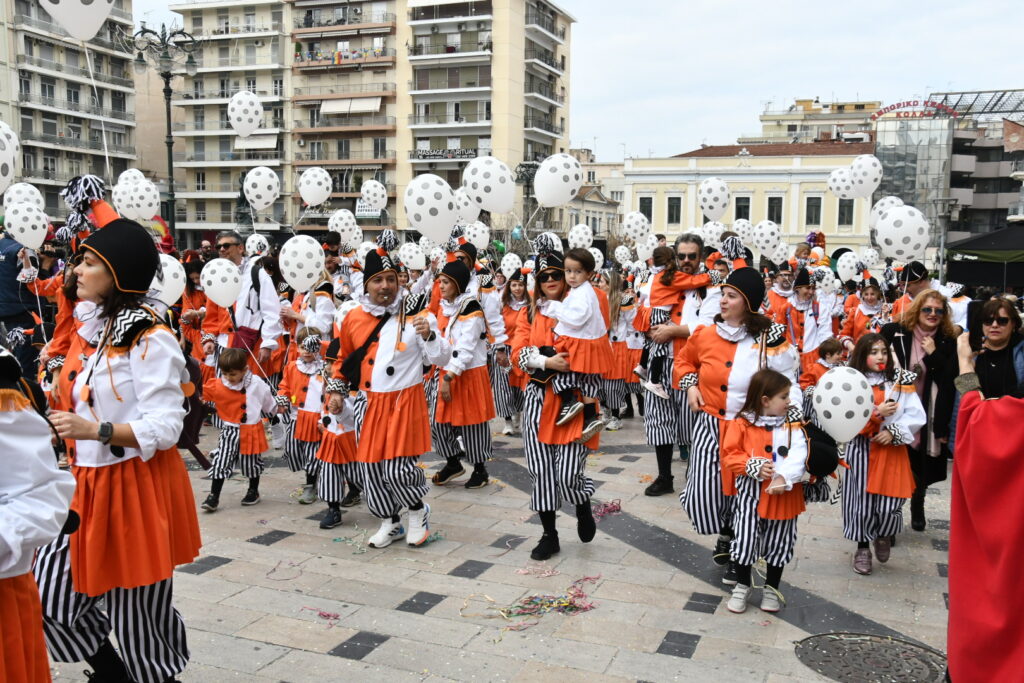 ΔΕΙΤΕ ΔΕΚΑΔΕΣ ΦΩΤΟ ΜΠΡΟΣΤΑ ΑΠΟ ΤΗΝ ΕΞΕΔΡΑ ΤΩΝ ΕΠΙΣΗΜΩΝ: Μεγάλη Παρέλαση των Μικρών