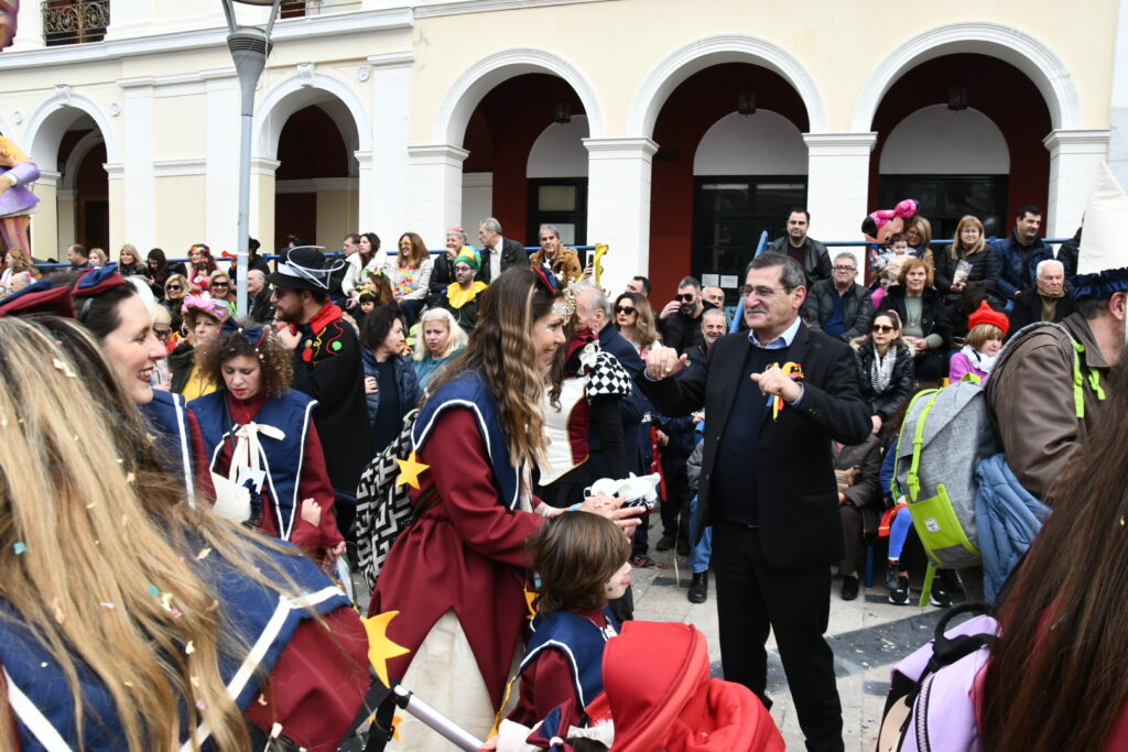 ΔΕΙΤΕ ΔΕΚΑΔΕΣ ΦΩΤΟ ΜΠΡΟΣΤΑ ΑΠΟ ΤΗΝ ΕΞΕΔΡΑ ΤΩΝ ΕΠΙΣΗΜΩΝ: Μεγάλη Παρέλαση των Μικρών