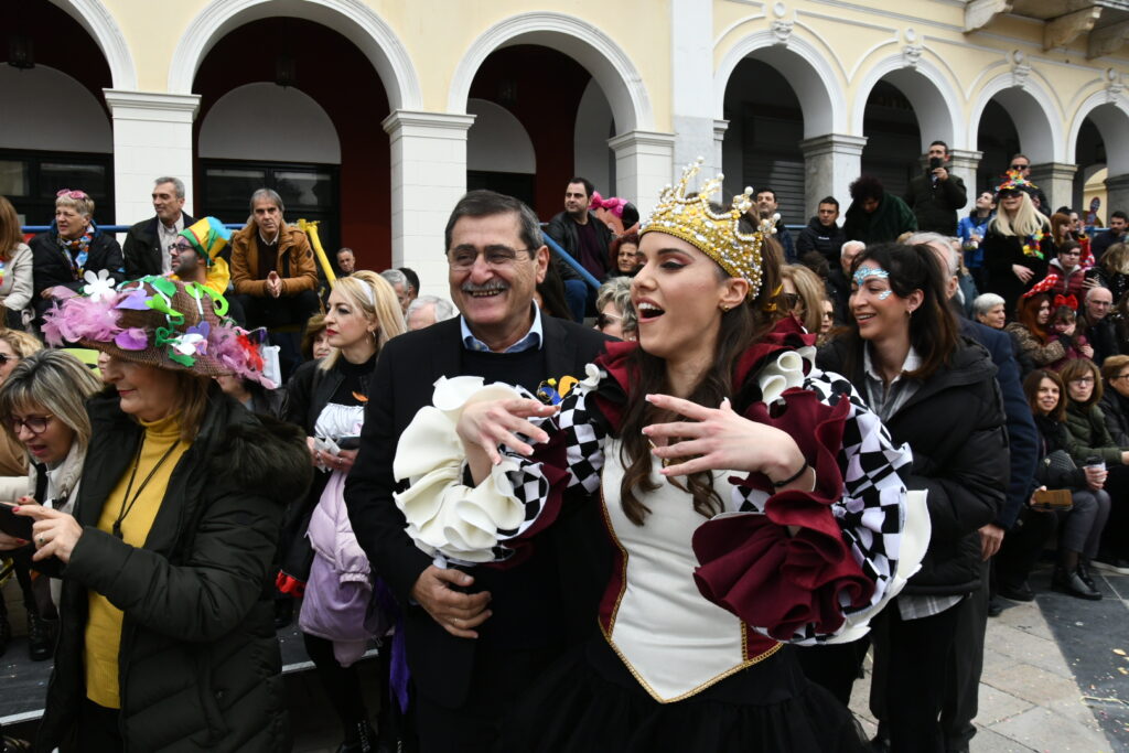 ΔΕΙΤΕ ΔΕΚΑΔΕΣ ΦΩΤΟ ΜΠΡΟΣΤΑ ΑΠΟ ΤΗΝ ΕΞΕΔΡΑ ΤΩΝ ΕΠΙΣΗΜΩΝ: Μεγάλη Παρέλαση των Μικρών