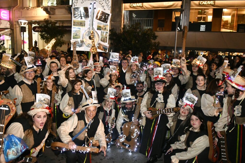 ΠΑΤΡΑ: 50.000 στη νυχτερινή παρέλαση! ΕΣΠΑΣΕ ΟΛΑ ΤΑ ΡΕΚΟΡ - ΔΕΙΤΕ ΝΕΕΣ ΦΩΤΟ