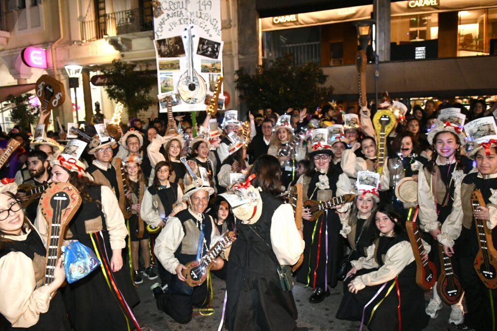 ΠΑΤΡΑ: 50.000 στη νυχτερινή παρέλαση! ΕΣΠΑΣΕ ΟΛΑ ΤΑ ΡΕΚΟΡ - ΔΕΙΤΕ ΝΕΕΣ ΦΩΤΟ