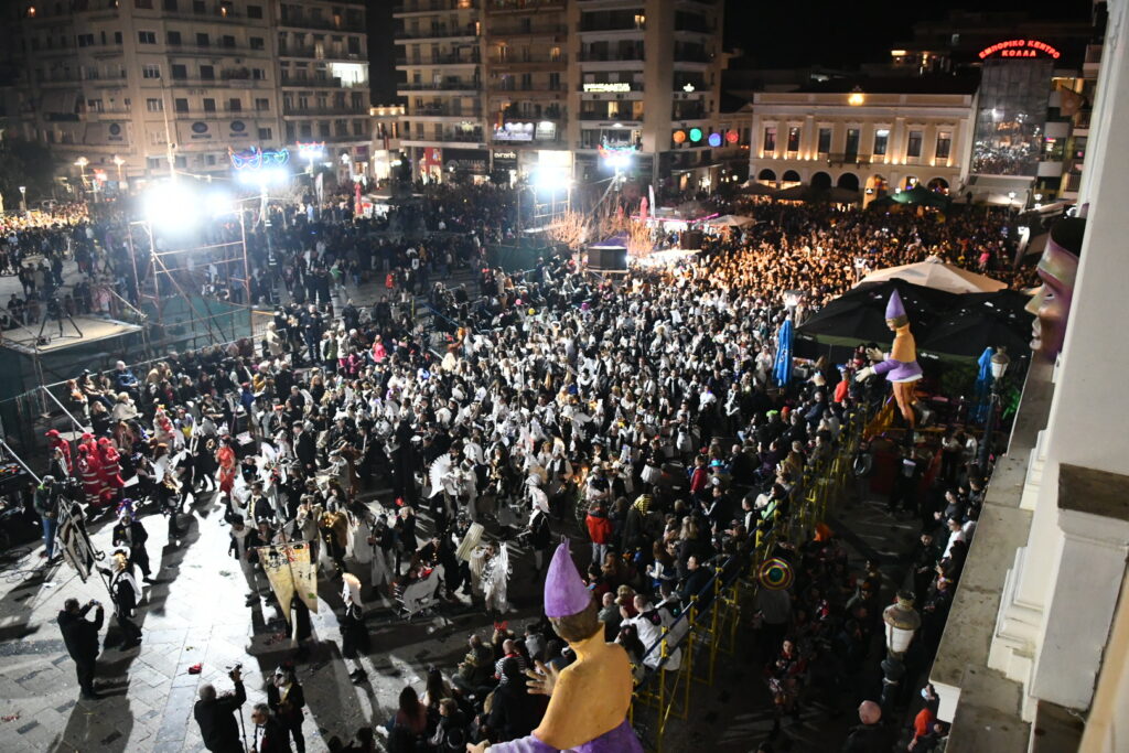 ΠΑΤΡΑ: 50.000 στη νυχτερινή παρέλαση! ΕΣΠΑΣΕ ΟΛΑ ΤΑ ΡΕΚΟΡ - ΔΕΙΤΕ ΝΕΕΣ ΦΩΤΟ
