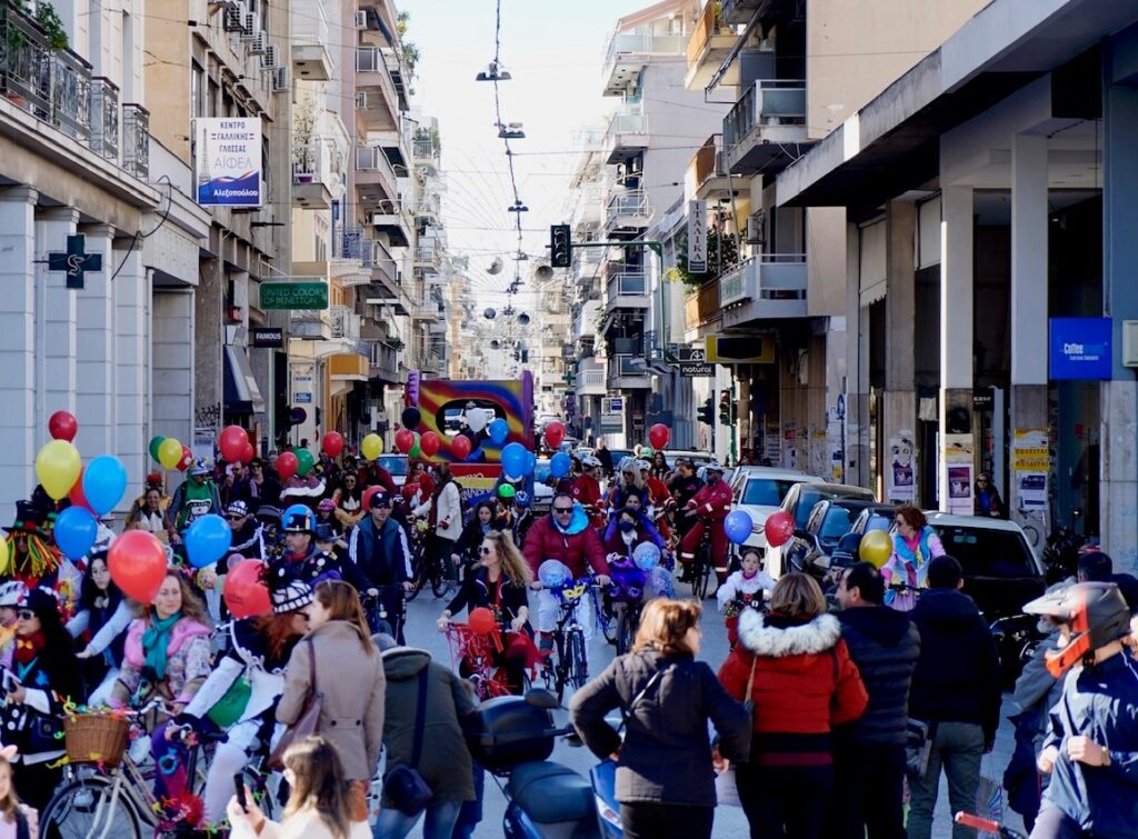 ΔΕΙΤΕ ΠΟΛΛΕΣ ΦΩΤΟ: Πάτρα: Μεγάλη συμμετοχή στην καρναβαλική ποδηλατάδα το πρωί του Σαββάτου