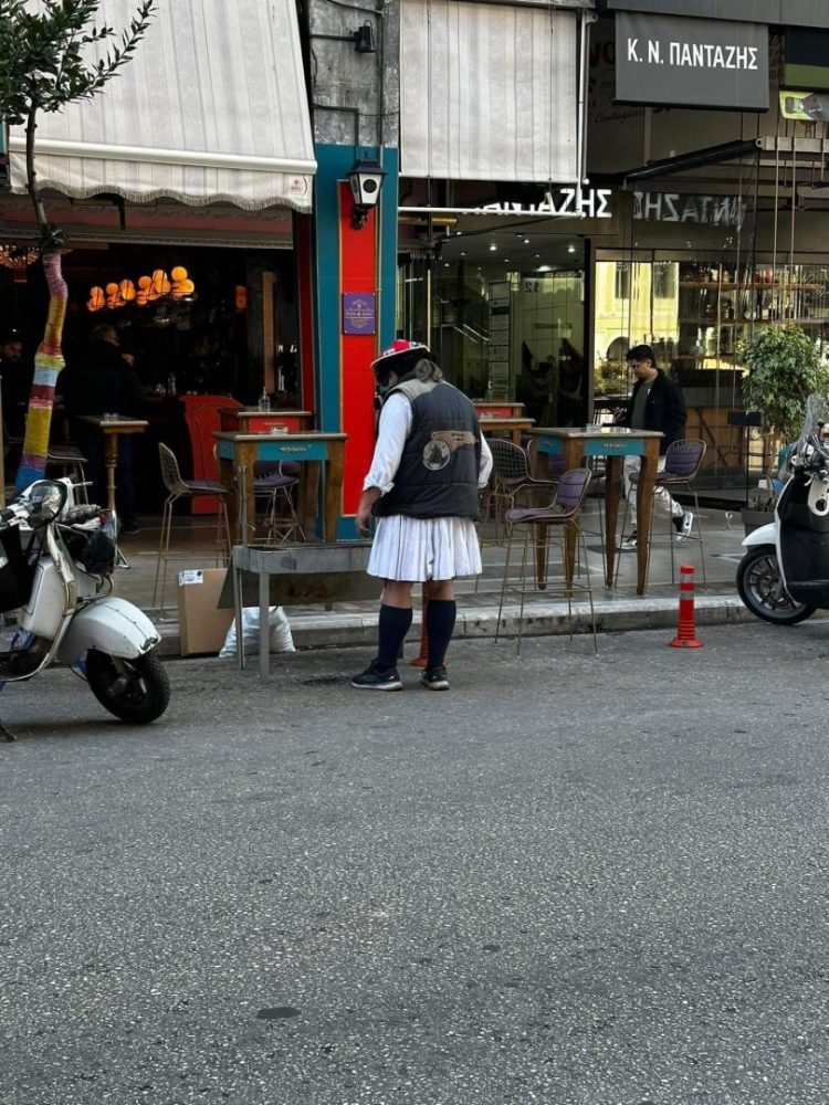 ΠΑΤΡΑ - ΔΕΙΤΕ ΦΩΤΟ: Η τσίκνα καλά κρατεί από νωρίς το πρωί! Γιορτάζει η πόλη