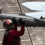 ΗΠΑ: Μία… τρύπα στο νερό έκανε ο πύραυλος των 400.000 δολαρίων – Πώς οι Αμερικανοί έχασαν τον στόχο κυνηγώντας μπαλόνια