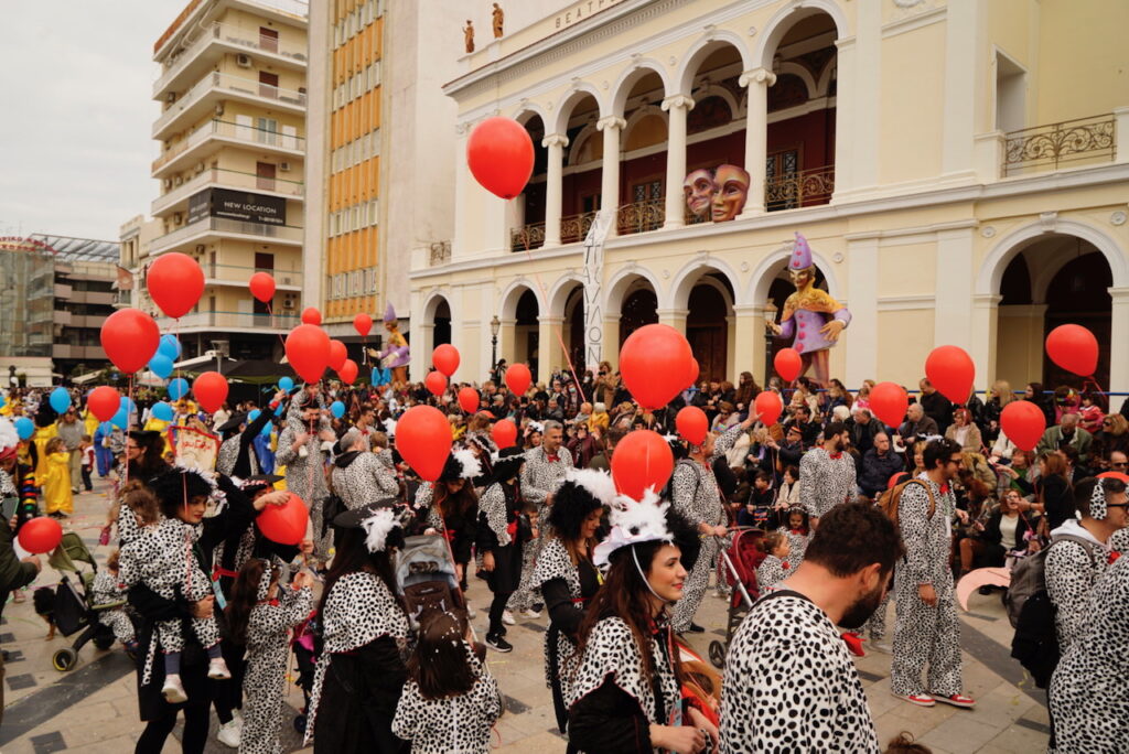 ΔΕΙΤΕ ΔΕΚΑΔΕΣ ΦΩΤΟ ΜΠΡΟΣΤΑ ΑΠΟ ΤΗΝ ΕΞΕΔΡΑ ΤΩΝ ΕΠΙΣΗΜΩΝ: Μεγάλη Παρέλαση των Μικρών