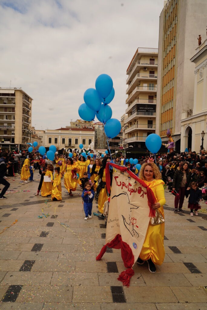 ΔΕΙΤΕ ΔΕΚΑΔΕΣ ΦΩΤΟ ΜΠΡΟΣΤΑ ΑΠΟ ΤΗΝ ΕΞΕΔΡΑ ΤΩΝ ΕΠΙΣΗΜΩΝ: Μεγάλη Παρέλαση των Μικρών