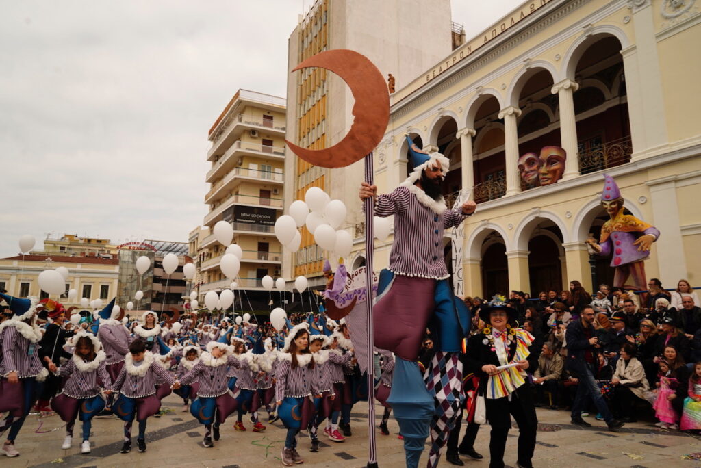 ΔΕΙΤΕ ΔΕΚΑΔΕΣ ΦΩΤΟ ΜΠΡΟΣΤΑ ΑΠΟ ΤΗΝ ΕΞΕΔΡΑ ΤΩΝ ΕΠΙΣΗΜΩΝ: Μεγάλη Παρέλαση των Μικρών