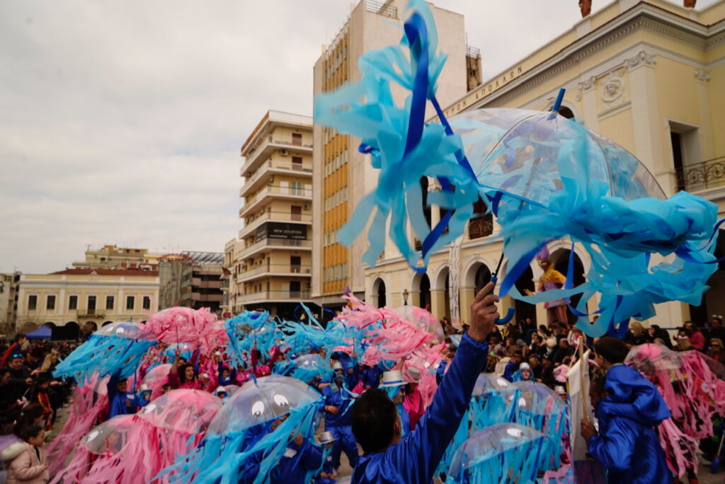 ΔΕΙΤΕ ΔΕΚΑΔΕΣ ΦΩΤΟ ΜΠΡΟΣΤΑ ΑΠΟ ΤΗΝ ΕΞΕΔΡΑ ΤΩΝ ΕΠΙΣΗΜΩΝ: Μεγάλη Παρέλαση των Μικρών