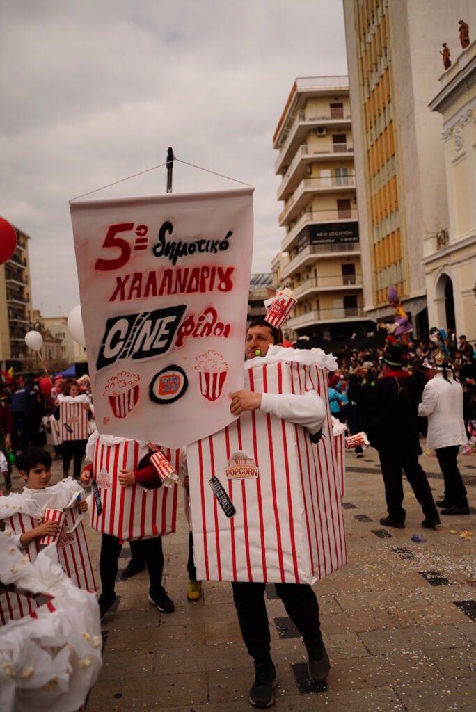 ΔΕΙΤΕ ΔΕΚΑΔΕΣ ΦΩΤΟ ΜΠΡΟΣΤΑ ΑΠΟ ΤΗΝ ΕΞΕΔΡΑ ΤΩΝ ΕΠΙΣΗΜΩΝ: Μεγάλη Παρέλαση των Μικρών