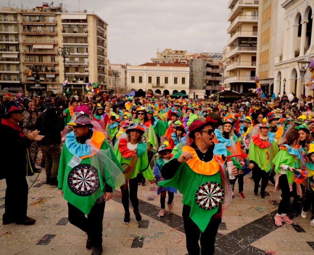 ΔΕΙΤΕ ΔΕΚΑΔΕΣ ΦΩΤΟ ΜΠΡΟΣΤΑ ΑΠΟ ΤΗΝ ΕΞΕΔΡΑ ΤΩΝ ΕΠΙΣΗΜΩΝ: Μεγάλη Παρέλαση των Μικρών