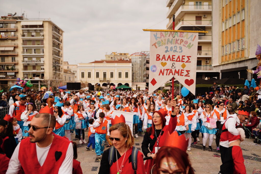 ΔΕΙΤΕ ΔΕΚΑΔΕΣ ΦΩΤΟ ΜΠΡΟΣΤΑ ΑΠΟ ΤΗΝ ΕΞΕΔΡΑ ΤΩΝ ΕΠΙΣΗΜΩΝ: Μεγάλη Παρέλαση των Μικρών