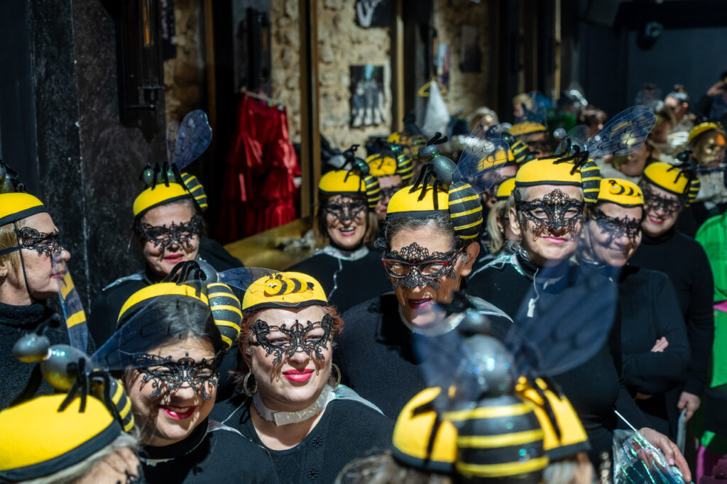 ΔΕΙΤΕ ΔΕΚΑΔΕΣ ΦΩΤΟ: Οι ΣΦήγΚΕΣ έδωσαν εκπληκτικό καρναβαλικό σόου στις σκάλες