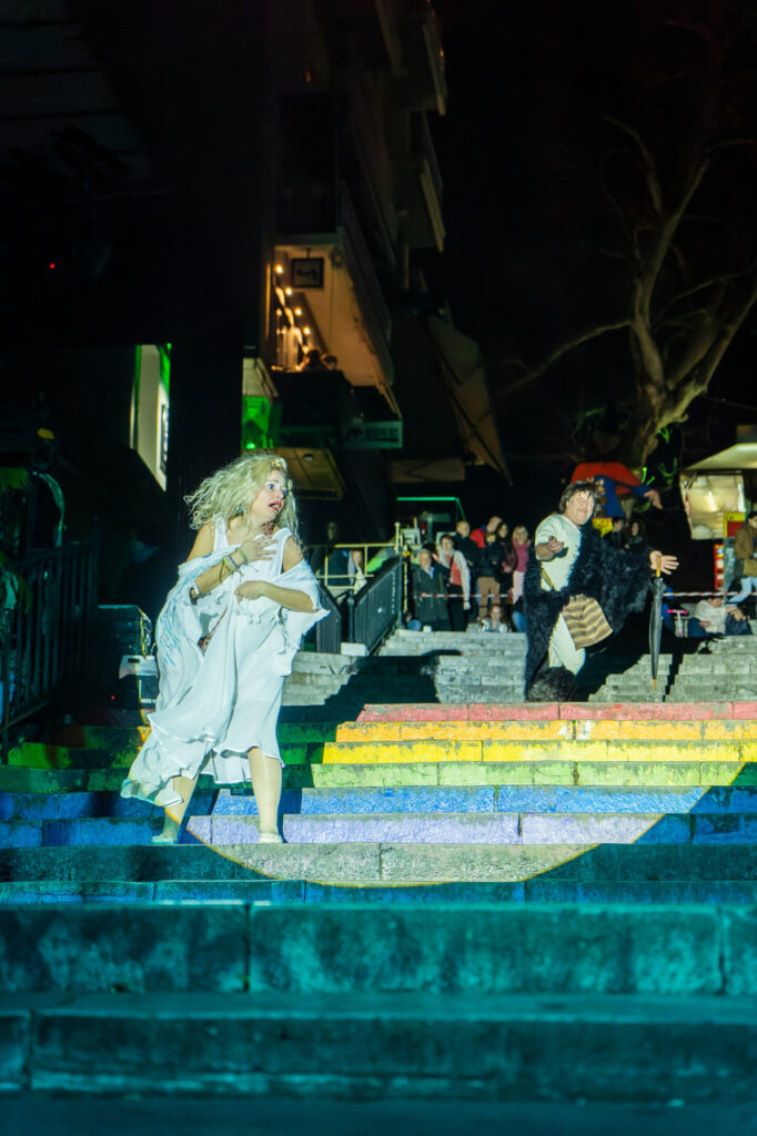 ΔΕΙΤΕ ΔΕΚΑΔΕΣ ΦΩΤΟ: Οι ΣΦήγΚΕΣ έδωσαν εκπληκτικό καρναβαλικό σόου στις σκάλες