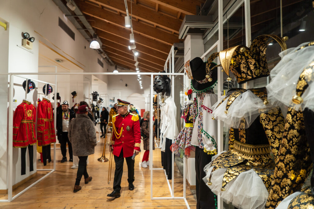 ΔΕΙΤΕ ΠΟΛΛΕΣ ΦΩΤΟ: Οι στολές του Πατρινού Καρναβαλιού στην Αγορά Αργύρη - Εγκαίνια χθες της έκθεσης