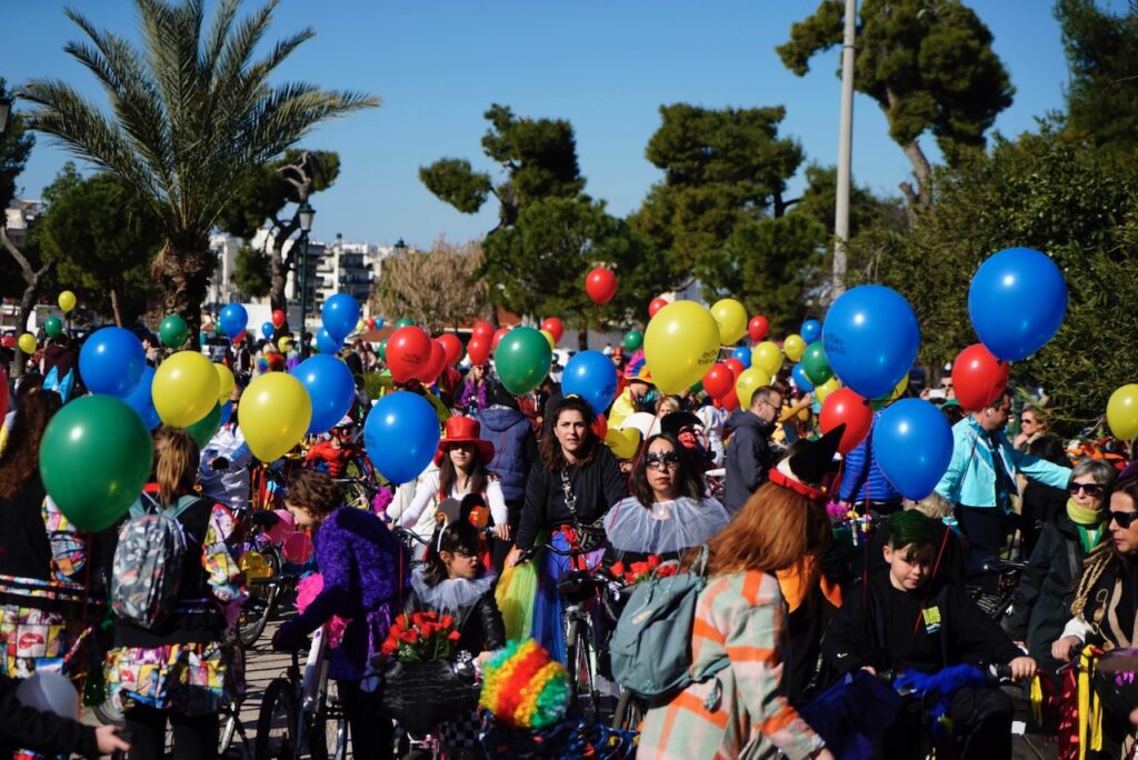 ΔΕΙΤΕ ΠΟΛΛΕΣ ΦΩΤΟ: Πάτρα: Μεγάλη συμμετοχή στην καρναβαλική ποδηλατάδα το πρωί του Σαββάτου