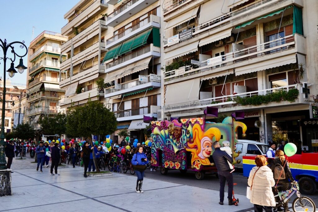 ΔΕΙΤΕ ΠΟΛΛΕΣ ΦΩΤΟ: Πάτρα: Μεγάλη συμμετοχή στην καρναβαλική ποδηλατάδα το πρωί του Σαββάτου