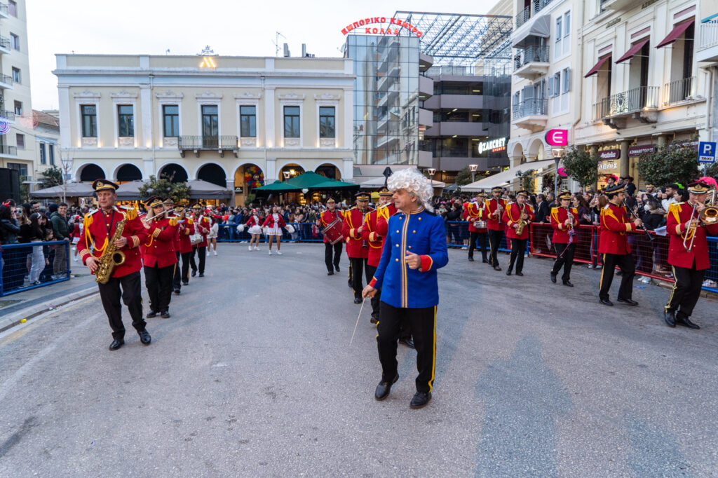 ΠΑΤΡΑ: 50.000 στη νυχτερινή παρέλαση! ΕΣΠΑΣΕ ΟΛΑ ΤΑ ΡΕΚΟΡ - ΔΕΙΤΕ ΝΕΕΣ ΦΩΤΟ