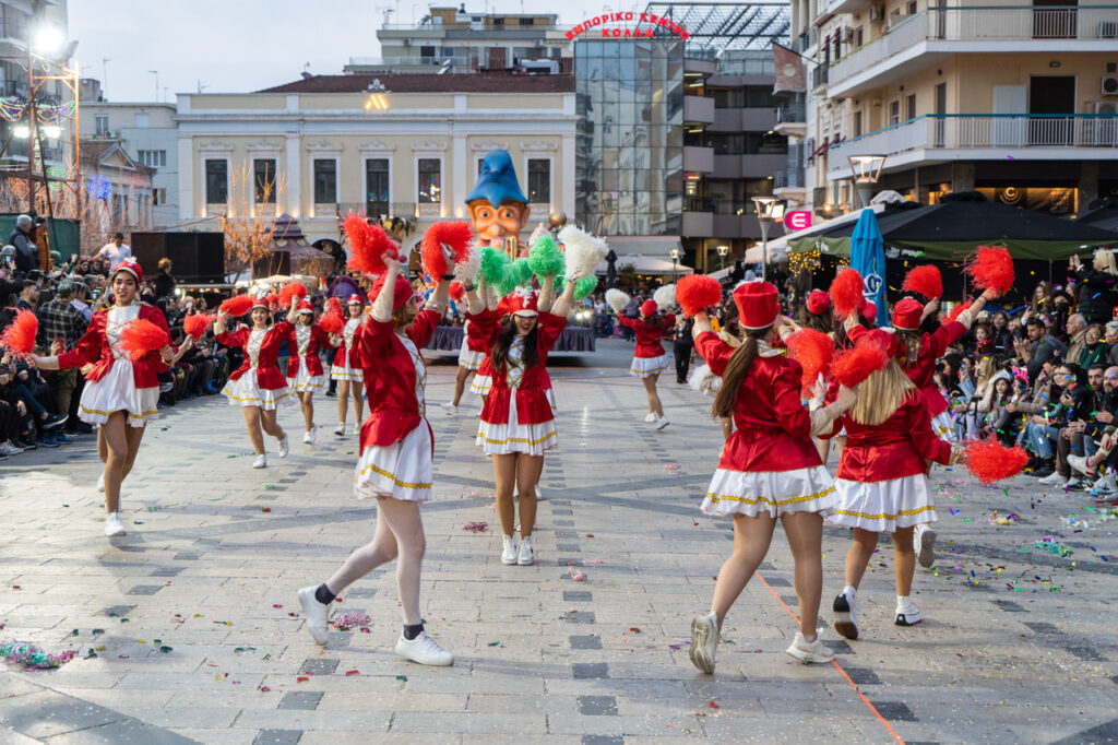 ΠΑΤΡΑ: 50.000 στη νυχτερινή παρέλαση! ΕΣΠΑΣΕ ΟΛΑ ΤΑ ΡΕΚΟΡ - ΔΕΙΤΕ ΝΕΕΣ ΦΩΤΟ