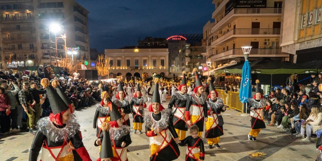 ΠΑΤΡΑ: 50.000 στη νυχτερινή παρέλαση! ΕΣΠΑΣΕ ΟΛΑ ΤΑ ΡΕΚΟΡ - ΔΕΙΤΕ ΝΕΕΣ ΦΩΤΟ