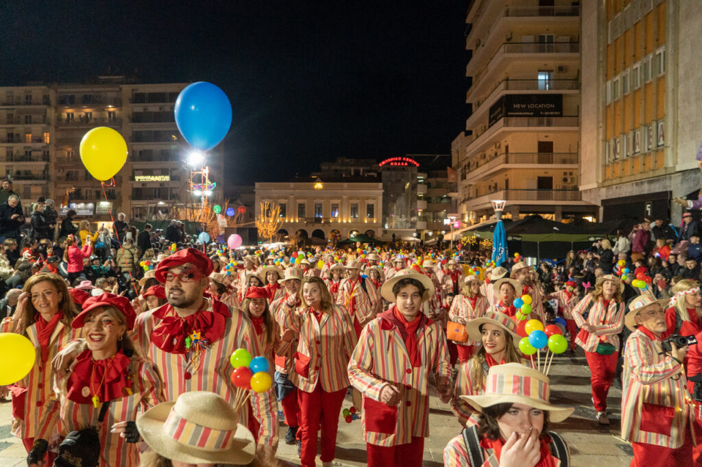 ΠΑΤΡΑ: 50.000 στη νυχτερινή παρέλαση! ΕΣΠΑΣΕ ΟΛΑ ΤΑ ΡΕΚΟΡ - ΔΕΙΤΕ ΝΕΕΣ ΦΩΤΟ