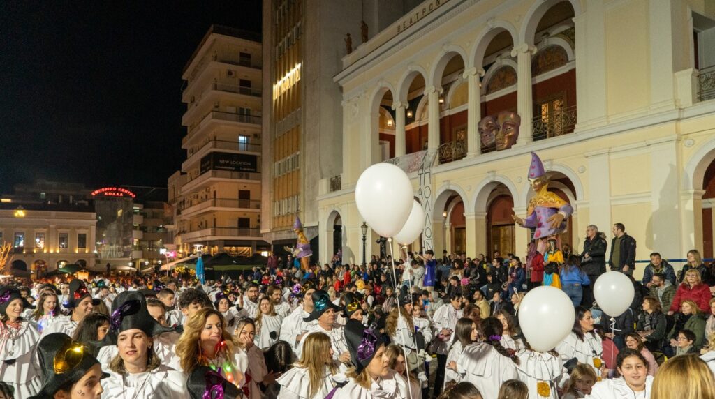 ΠΑΤΡΑ: 50.000 στη νυχτερινή παρέλαση! ΕΣΠΑΣΕ ΟΛΑ ΤΑ ΡΕΚΟΡ - ΔΕΙΤΕ ΝΕΕΣ ΦΩΤΟ