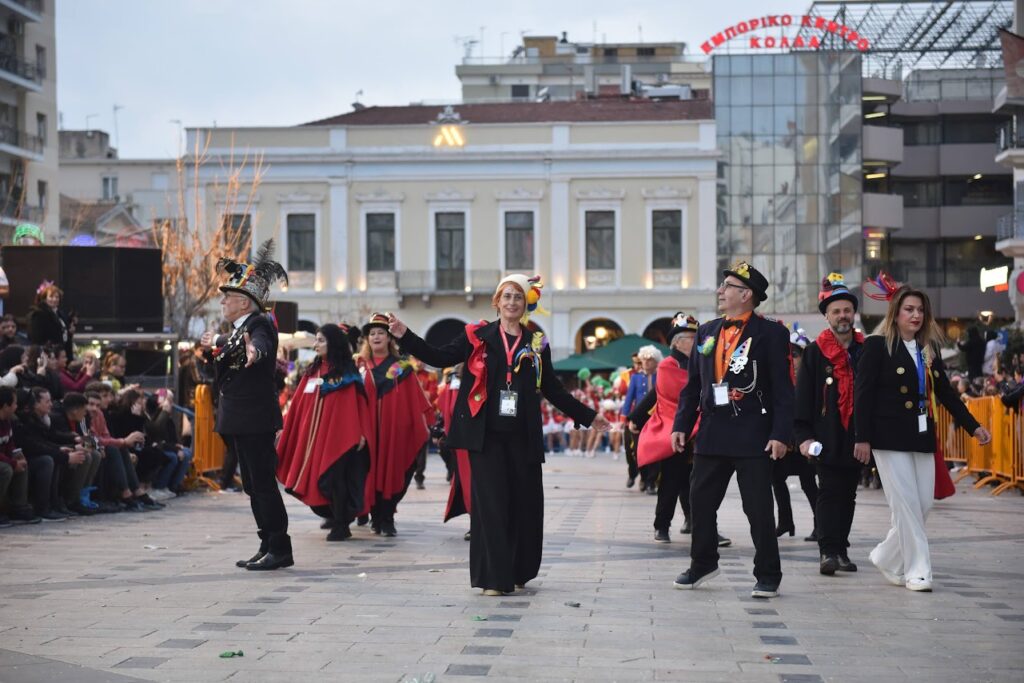 ΠΑΤΡΑ: 50.000 στη νυχτερινή παρέλαση! ΕΣΠΑΣΕ ΟΛΑ ΤΑ ΡΕΚΟΡ - ΔΕΙΤΕ ΝΕΕΣ ΦΩΤΟ